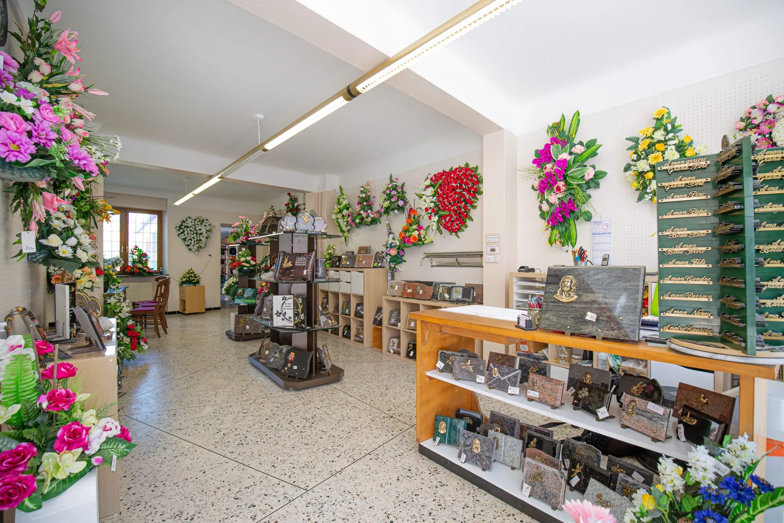 Boutique de pompes funèbres proposant un large choix d'articles funéraires.