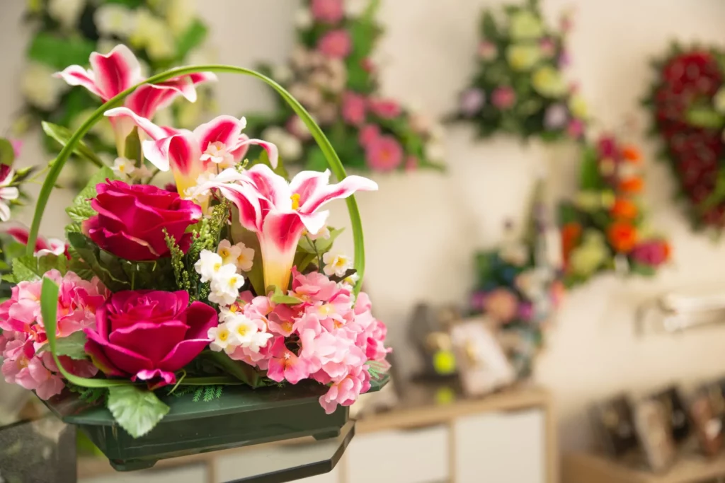Composition de fleurs artificielles pour hommage et décoration funéraire.