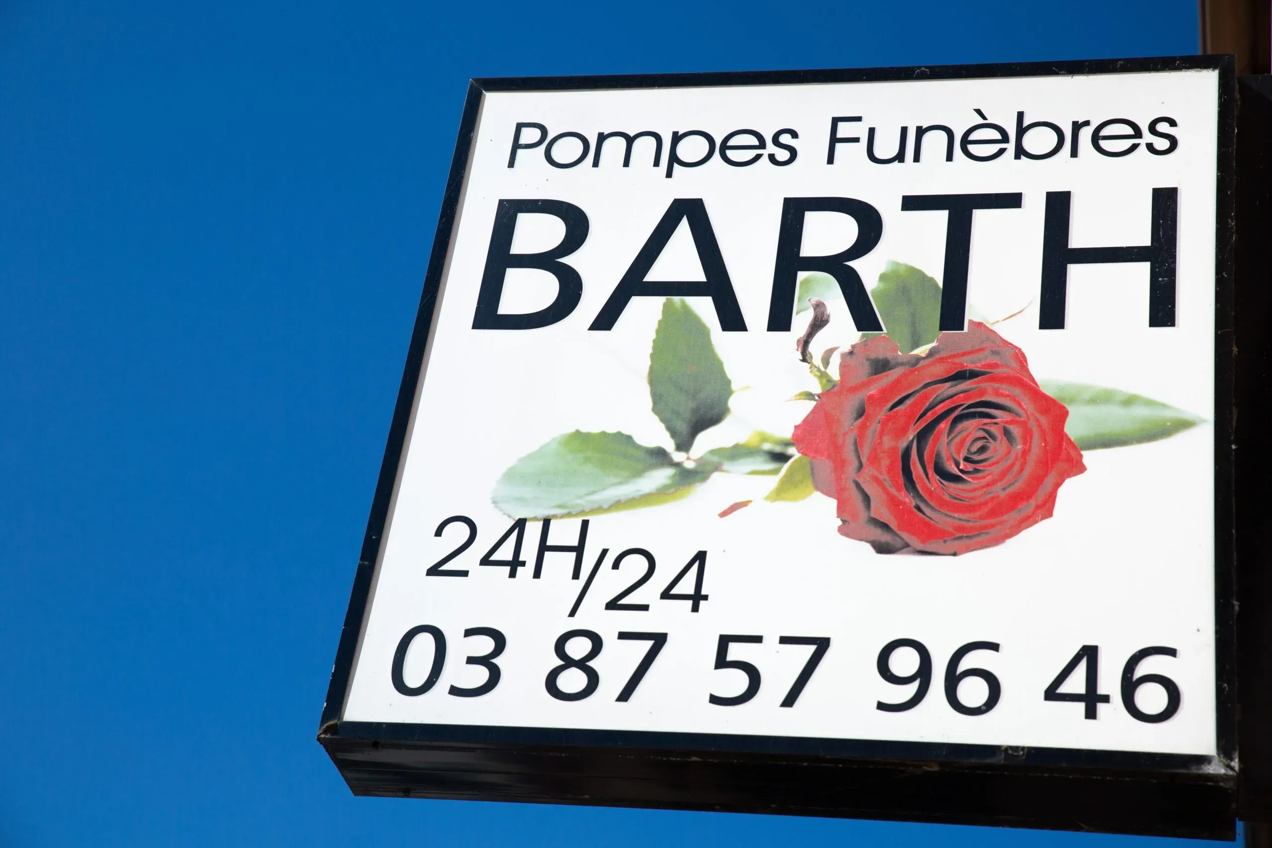 Enseigne extérieure des Pompes Funèbres Barth joignables 24h sur 24.